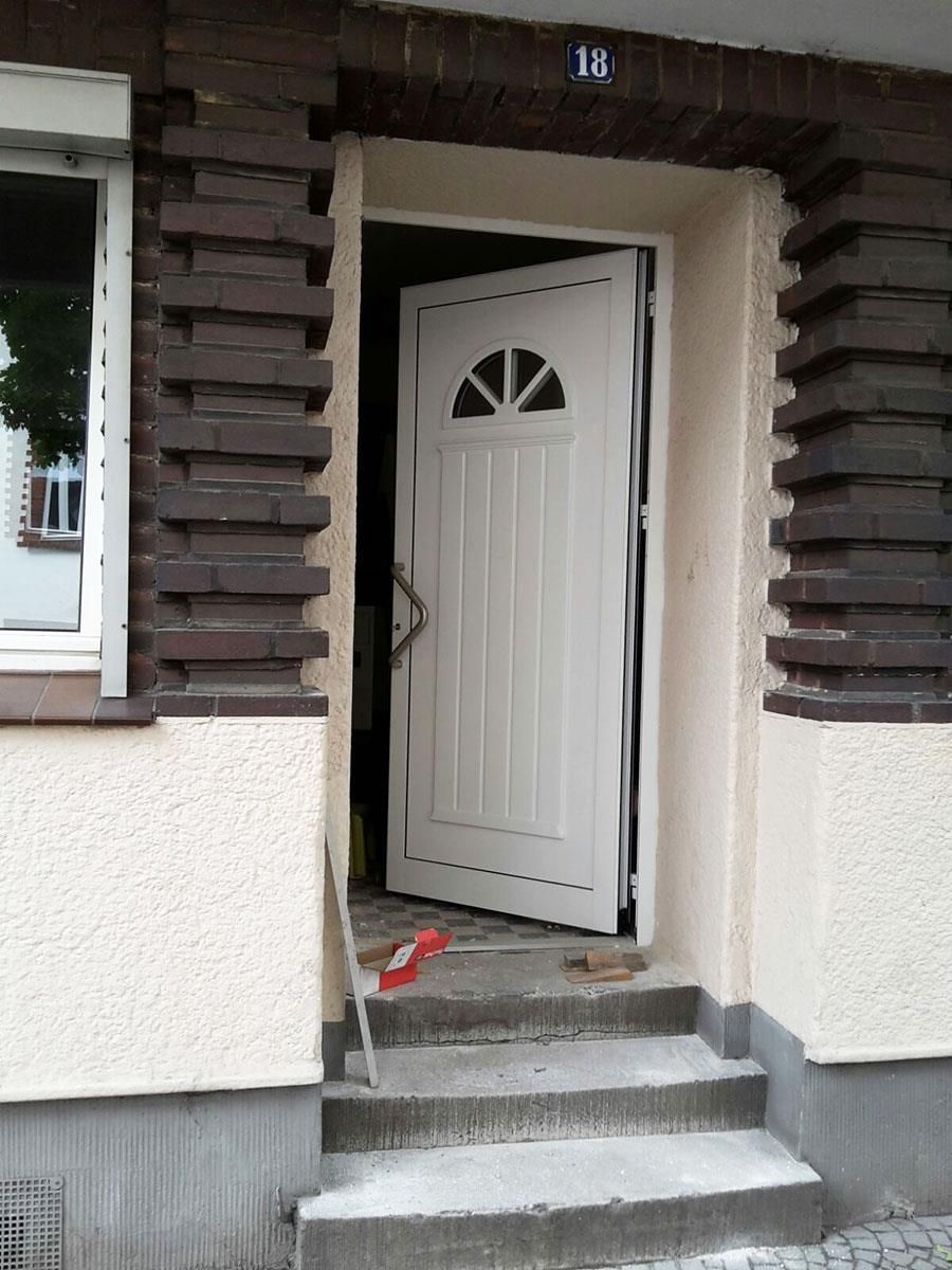 Die Haustür eines Hauses mit der Nummer 14 darauf