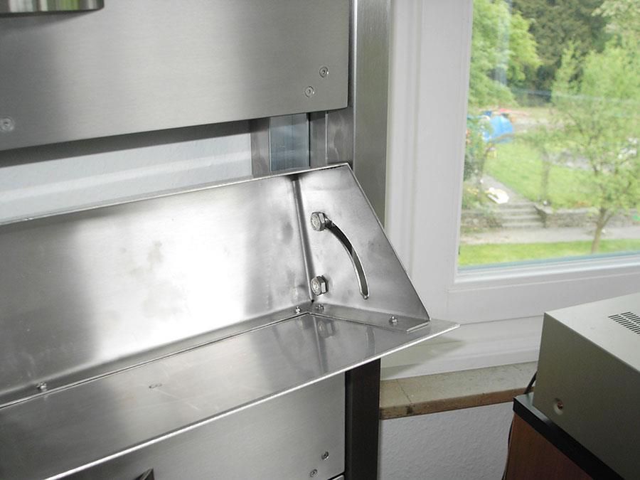 Ein Edelstahlgerät steht vor einem Fenster