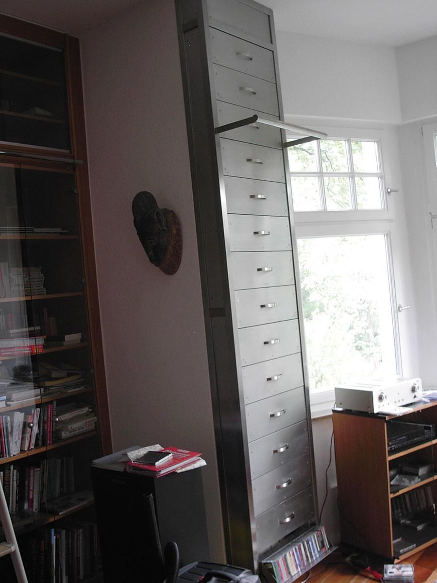 Ein Raum mit vielen Regalen und Schubladen und einem Fenster