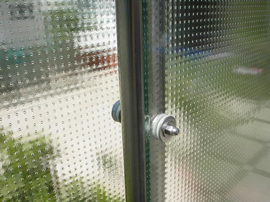 Eine Nahaufnahme einer Glastür mit einem Metallgriff.