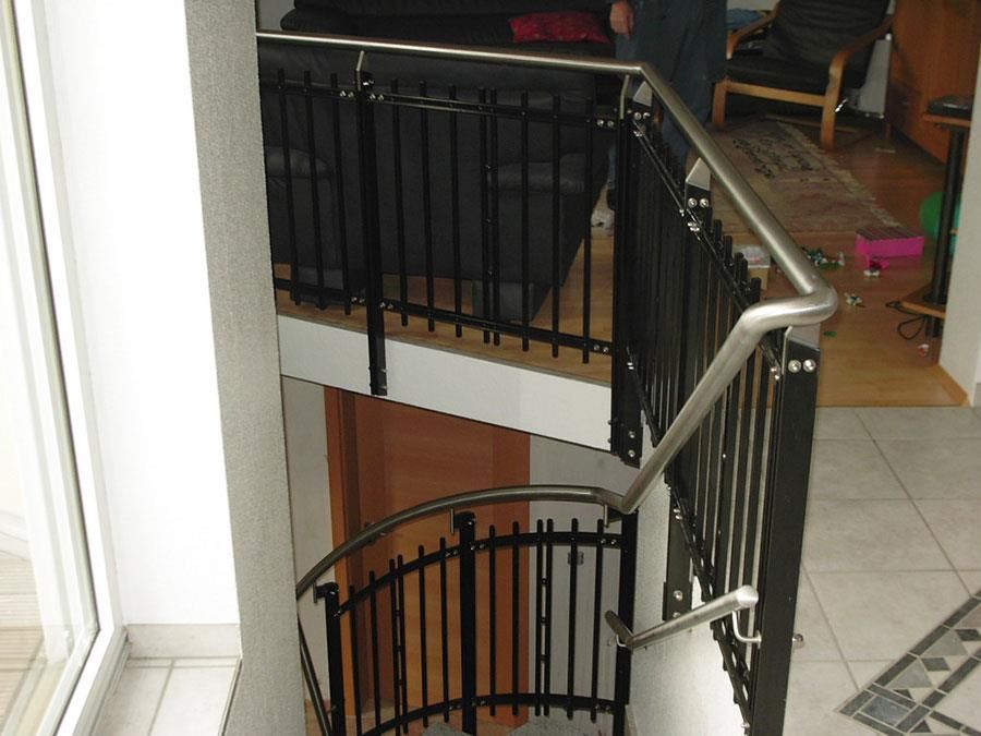 Eine Wendeltreppe mit Metallgeländer, die in den zweiten Stock führt