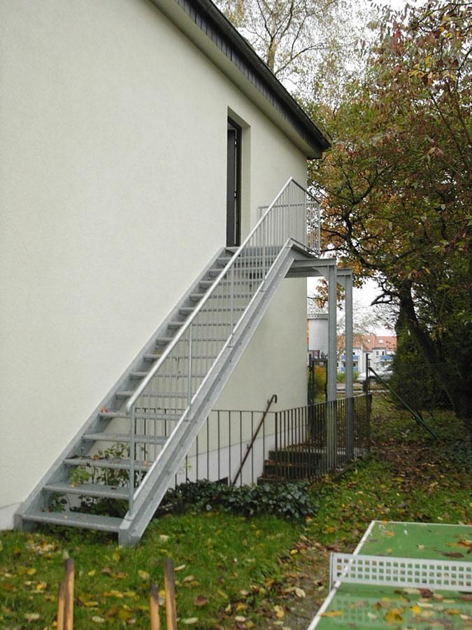 Eine Treppe, die zu einem weißen Gebäude führt