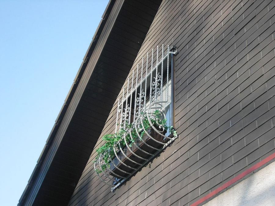 Ein Backsteingebäude mit einem Fenster mit einem Blumentopf darauf