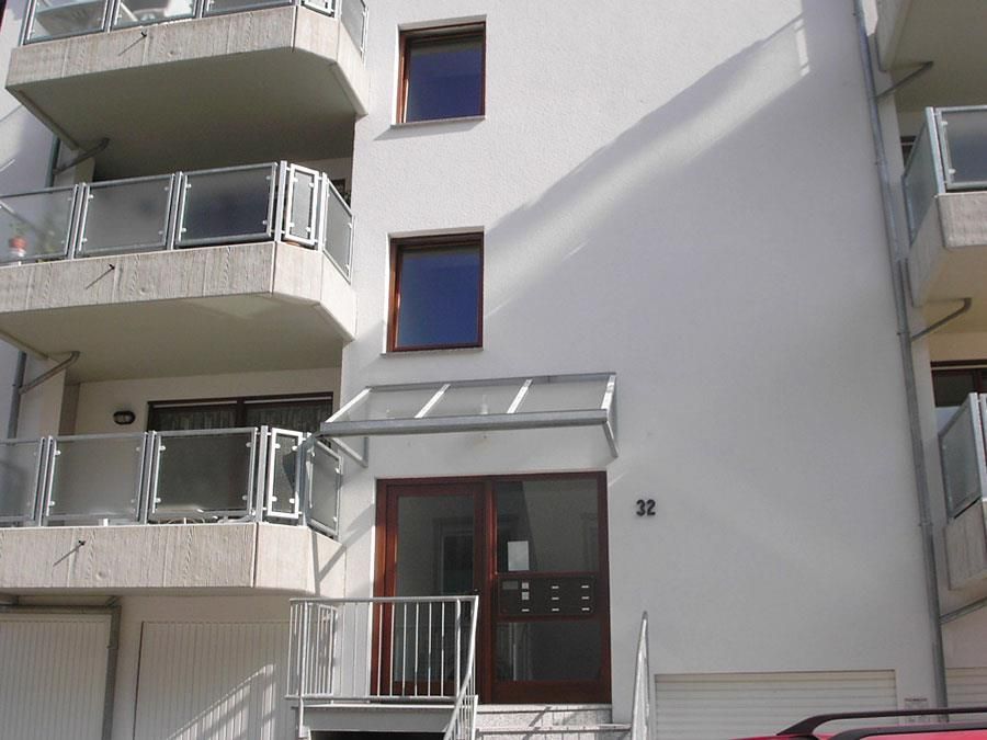 Ein Gebäude mit der Nummer 32 darauf