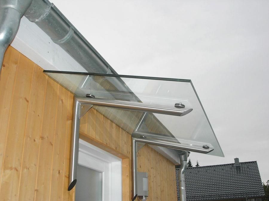 Ein Glasdach ist an der Seite eines Hauses angebracht