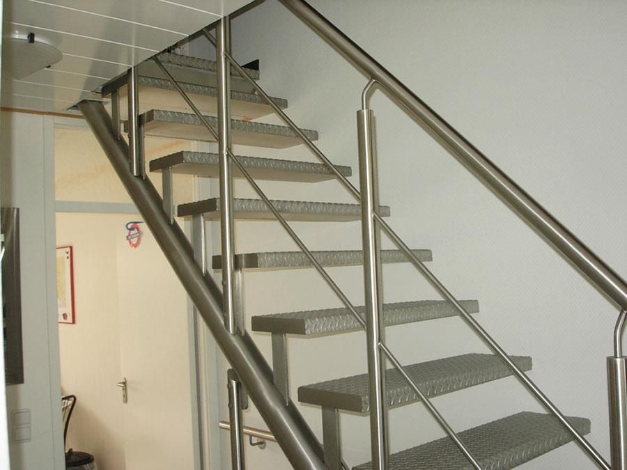 Eine Treppe mit Edelstahlgeländer