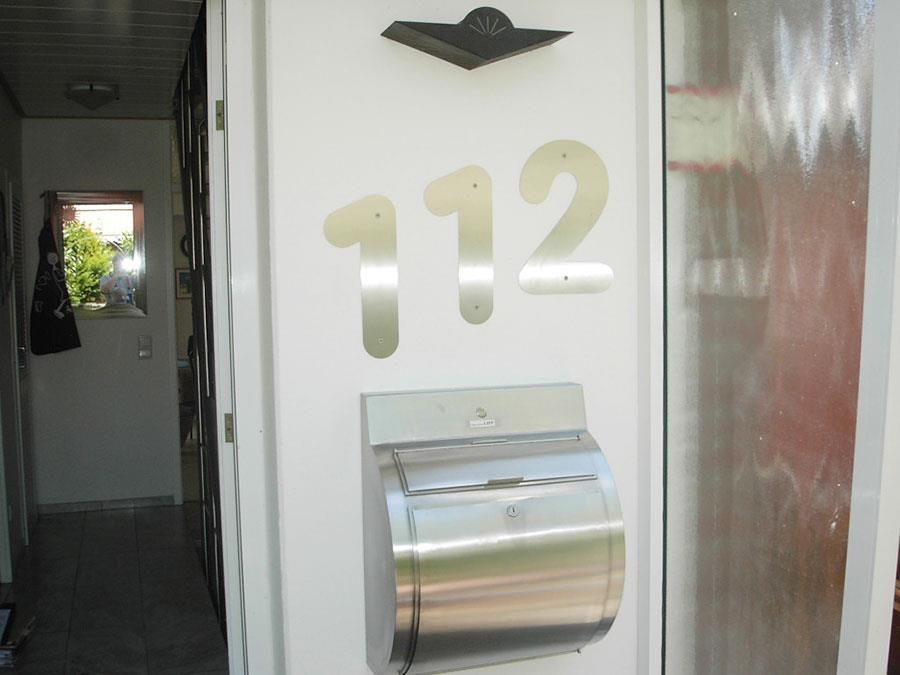 Eine Tür mit der Nummer 112 darauf