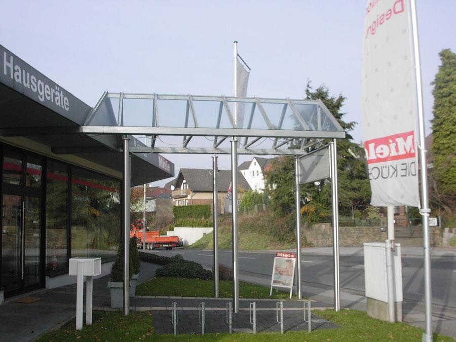 Ein Gebäude mit dem Wort „Hausgeräte“ darauf