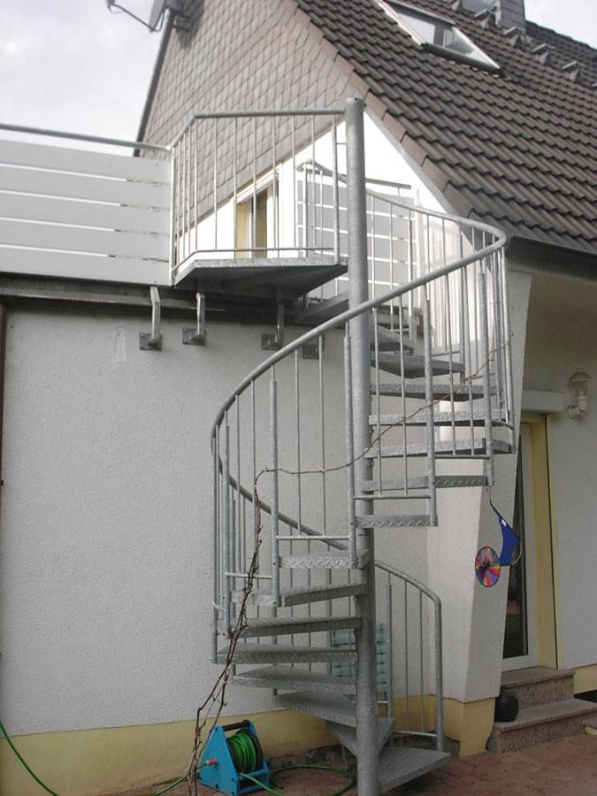 Eine Wendeltreppe an der Seite eines Hauses