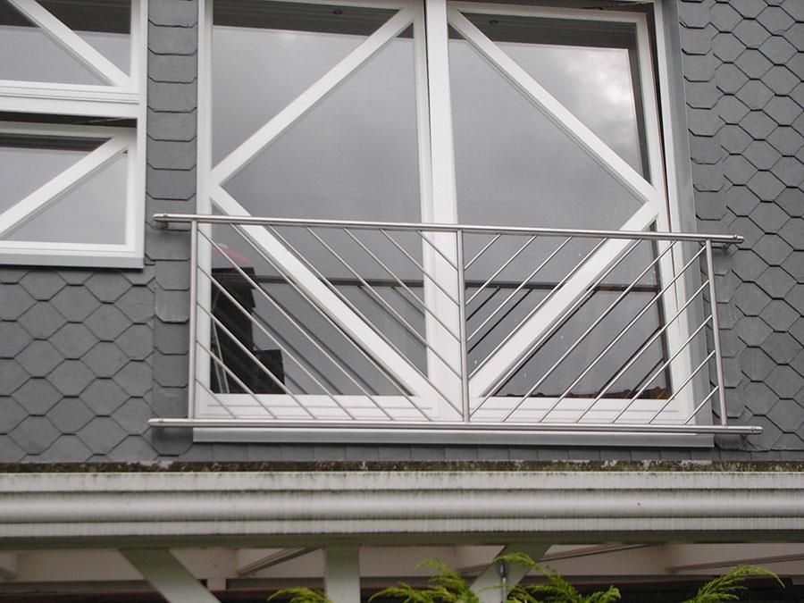 Ein Fenster mit einem Edelstahlgeländer