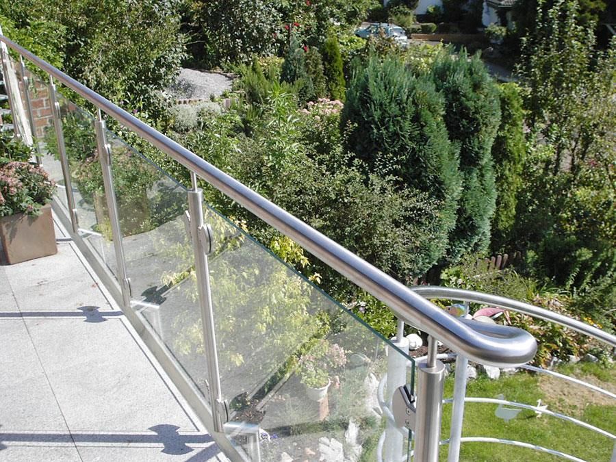 Ein Balkon mit Edelstahlgeländer und Klarglas