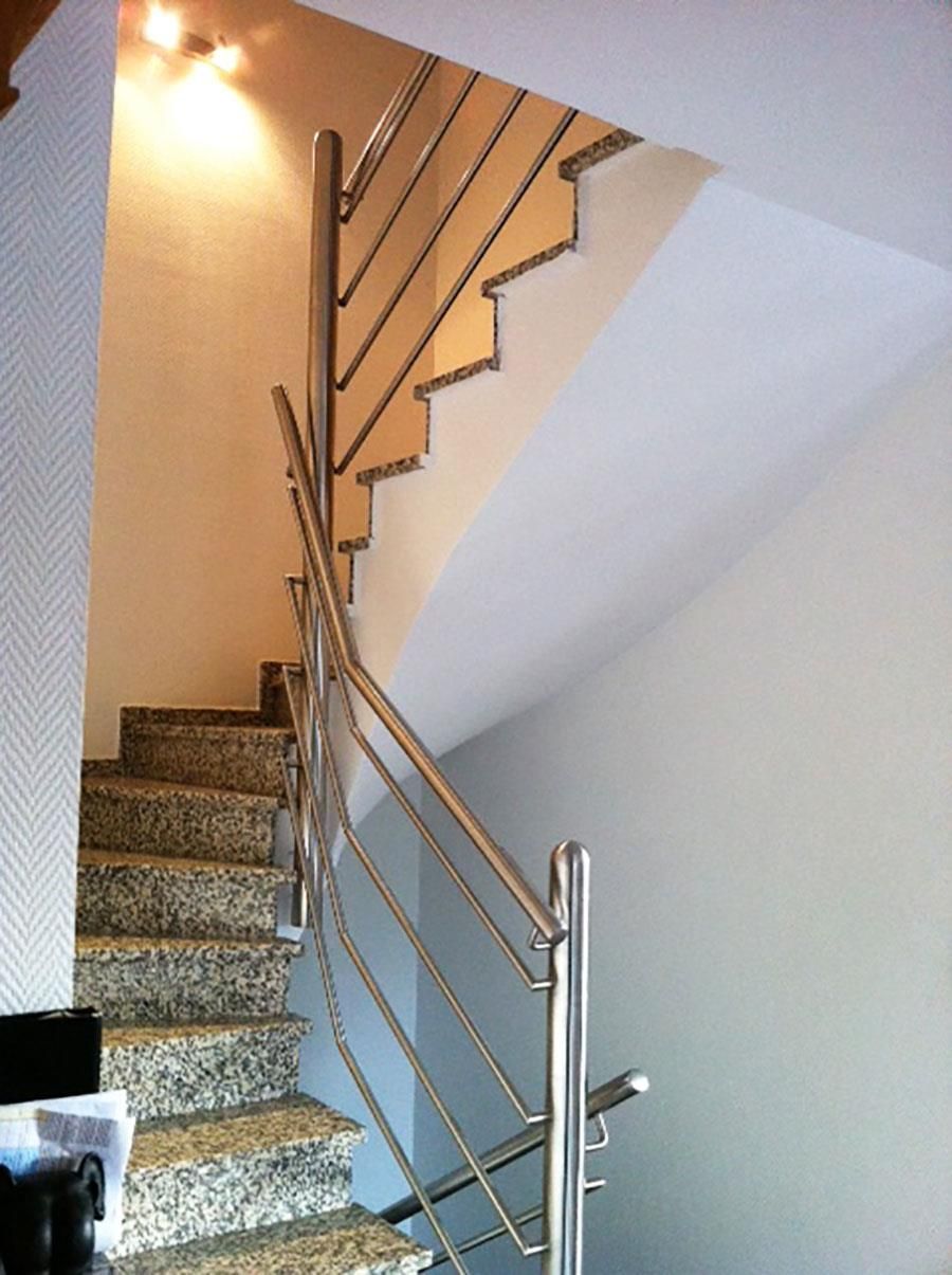 Eine Treppe mit Edelstahlgeländer