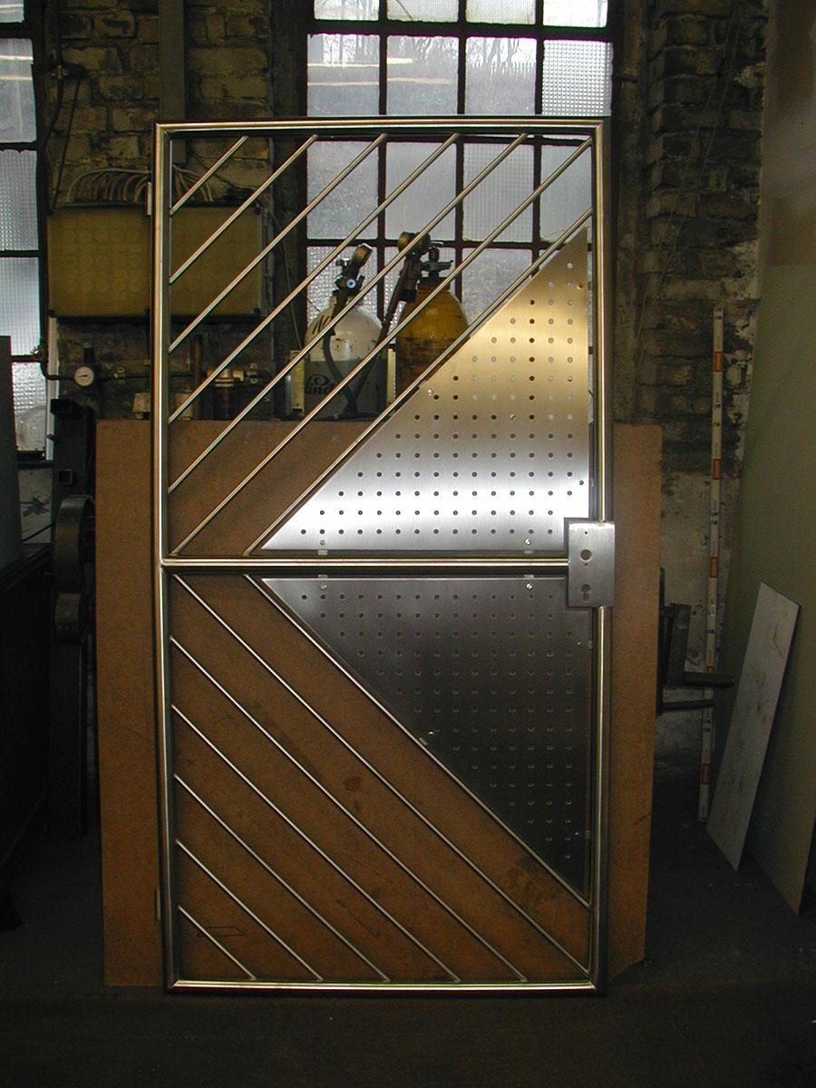 Eine Edelstahltür mit Holzrahmen