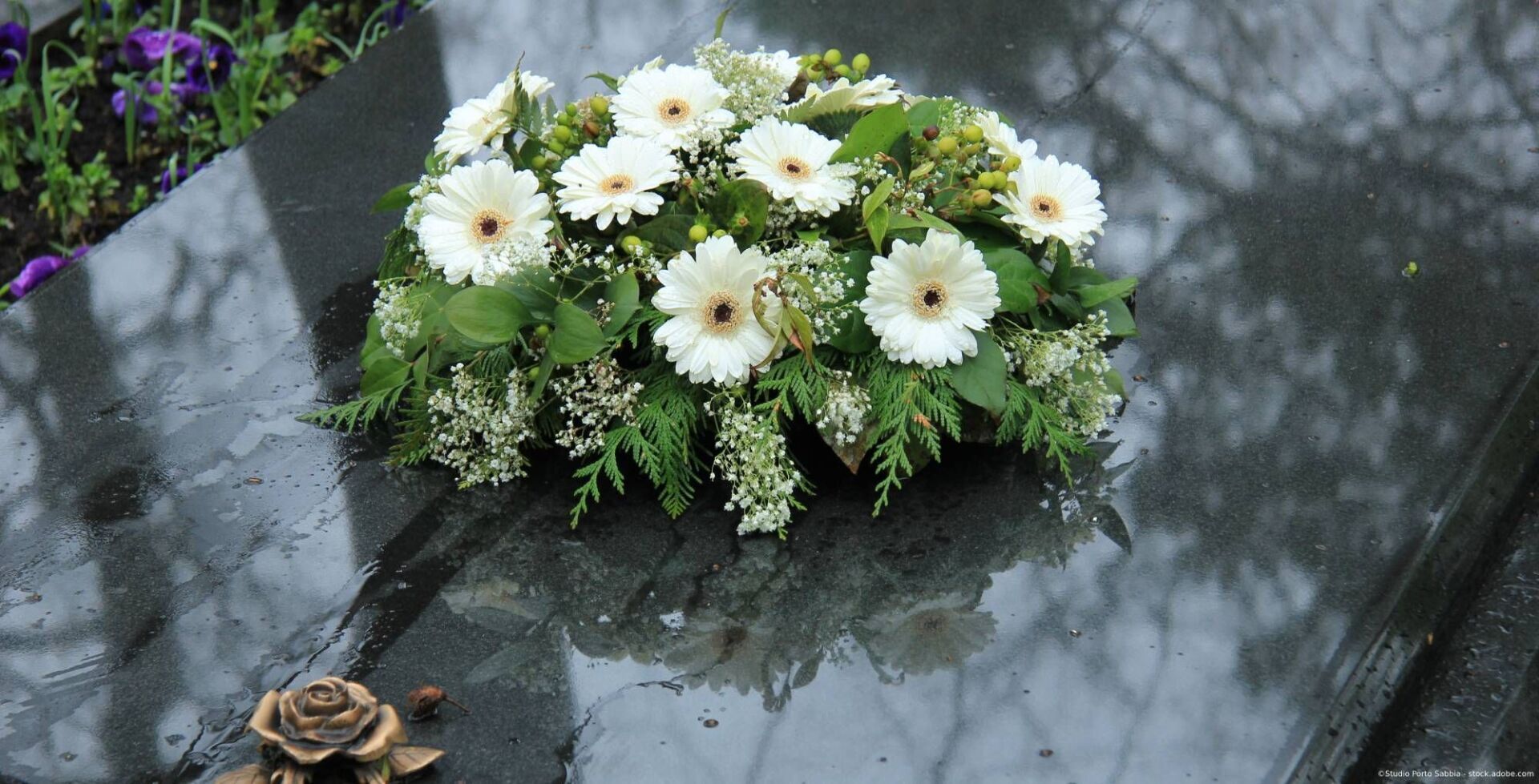Blumenstrauß auf einem Grab
