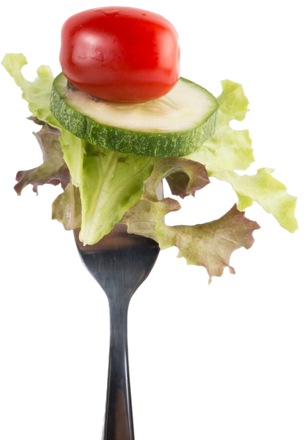 Salade de légumes disposée sur une fourchette, garnie d’une tomate cerise, d’une rondelle de concombre et de laitue