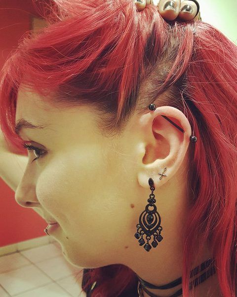 Piercing oreille Industriel - femme aux cheveux rouges