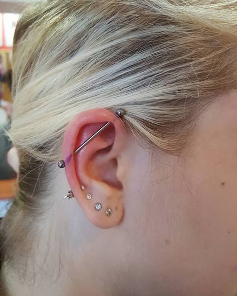 Piercing oreille Industriel - femme aux cheveux blonds
