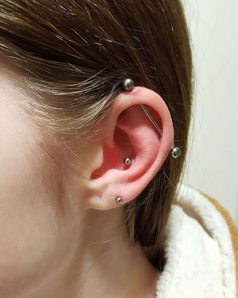 Piercing oreille Industriel - femme aux cheveux bruns