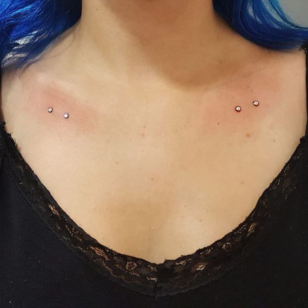 Piercing surface - sous les clavicules