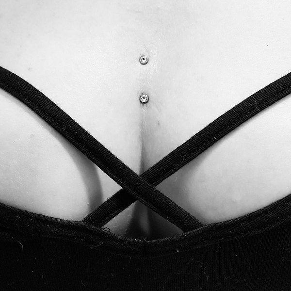 Piercing surface - entre la poitrine