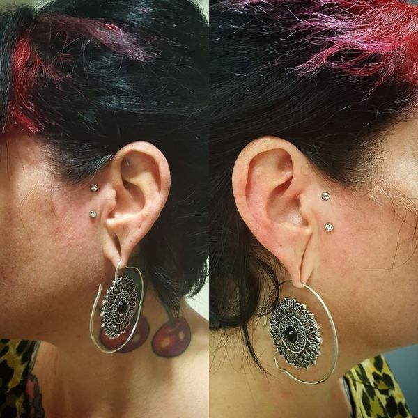 Piercing surface - devant chaque oreille