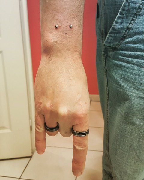 Piercing surface - poignet