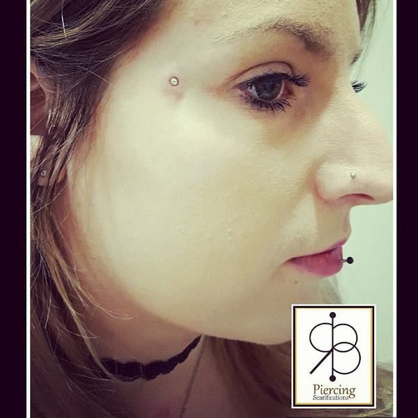 Piercing microdermal - piercing clair derrière l'œil