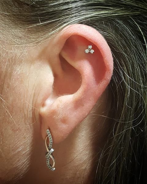 Piercing oreille Helix - 3 diamants