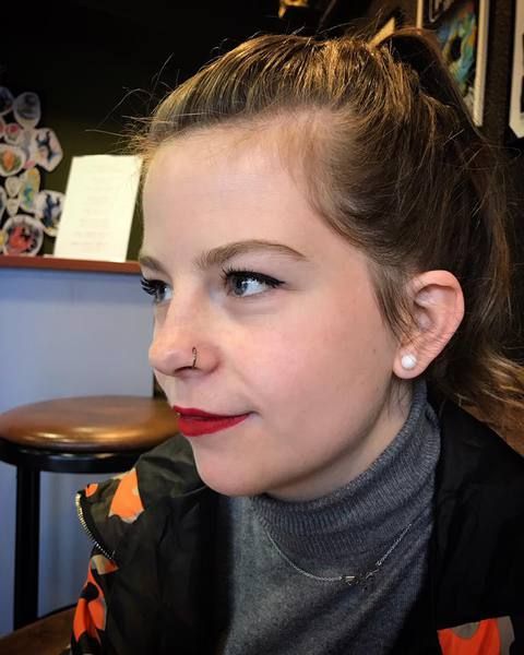 Piercing nez Narine - anneau argent sur une femme avec du rouge à lèvres