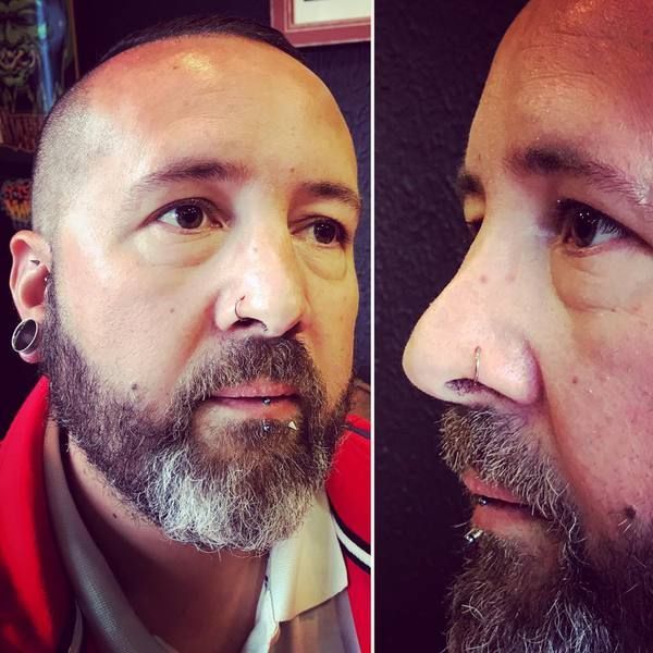 Piercing nez Narine - anneau argent sur un homme