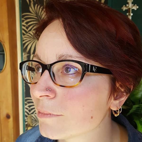 Piercing nez Narine - petit diamant sur une femme à lunettes