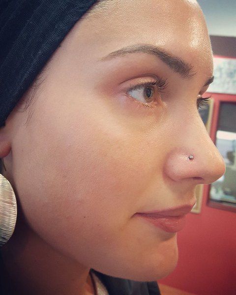 Piercing nez Narine - petite perle argent sur une femme