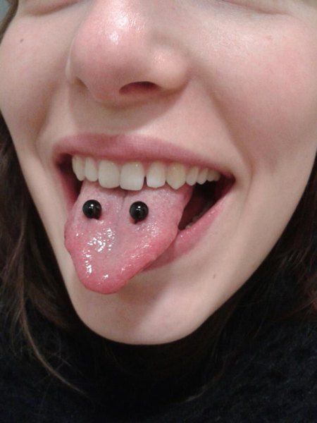 Piercing langue - 2 piercings noirs