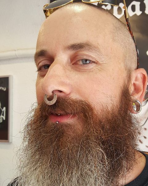 Piercing bouche Labret vertical - homme barbu