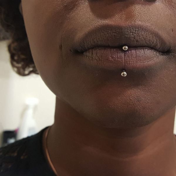 Piercing bouche Labrets vertical -autour de la lèvre inférieure