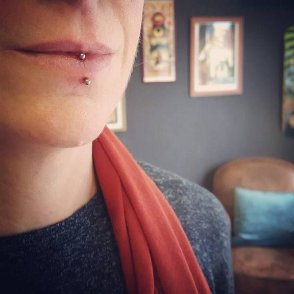 Piercing bouche Labret vertical - photo prise dans le salon