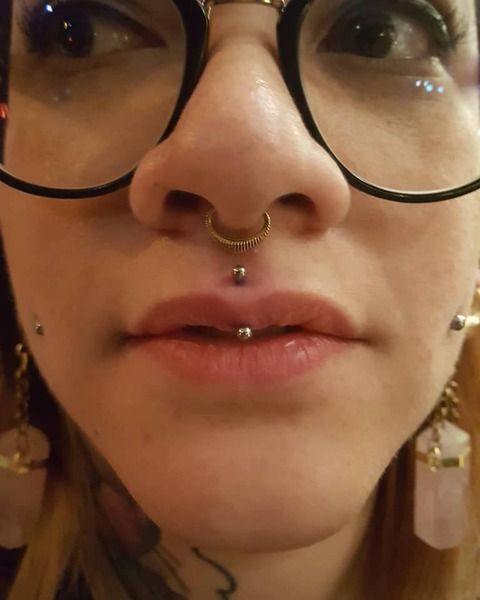 Piercing bouche Labret vertical - piercing sur une jeune femme