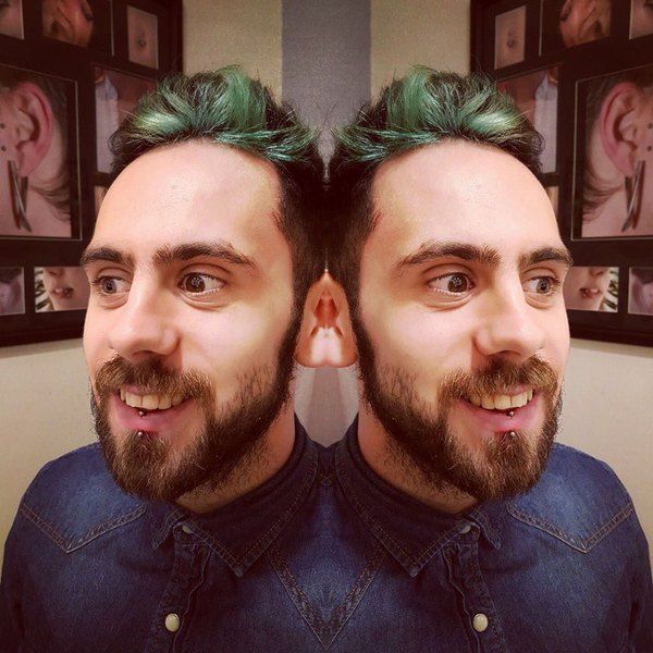 Piercing bouche Labret vertical - homme aux cheveux verts