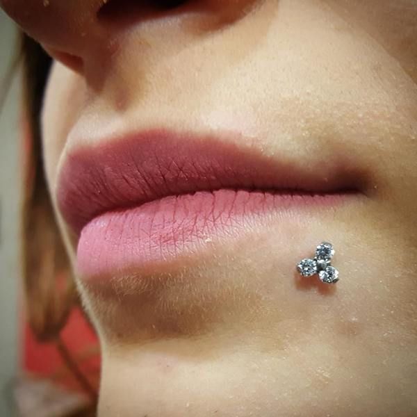 Piercing bouche Labret et Madonna - 3 diamants en bas à gauche