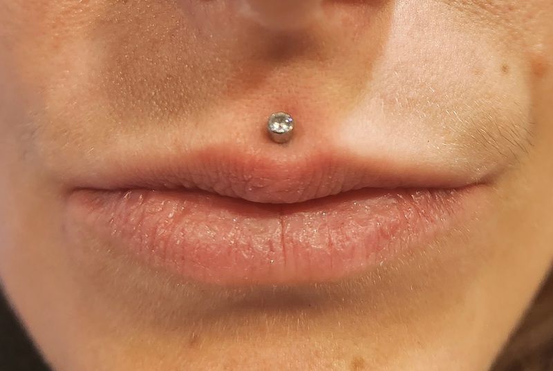 Piercing bouche Medusa - diamant sur les lèvres