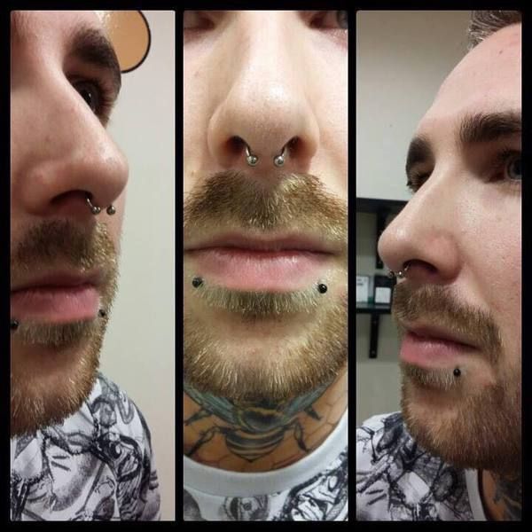 Piercing nez Septum- anneau argent sur un homme barbu