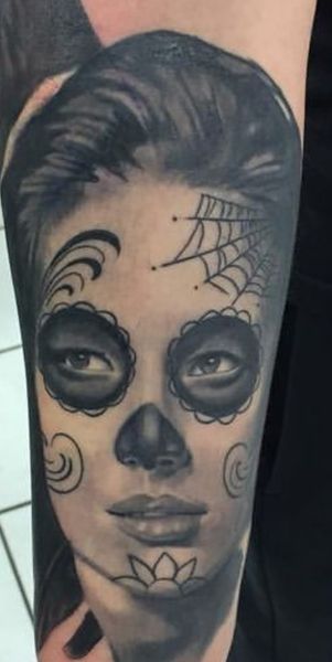 Seb, tatouage d'un visage avec un maquillage mexicain
