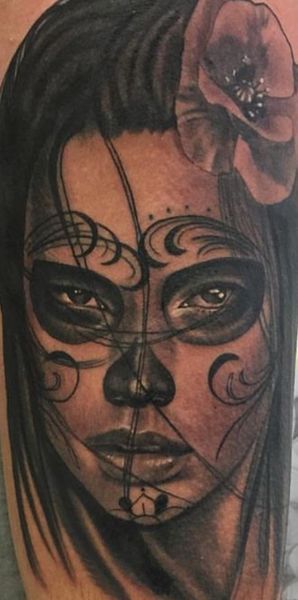 Seb, tatouage d'un visage de femme avec un maquillage mexicain