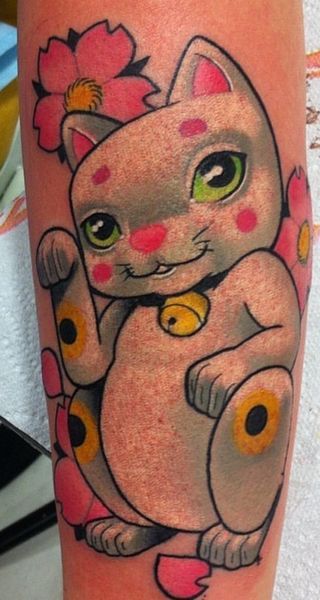 Seb, tatouage d'un chat japonais avec la patte levée