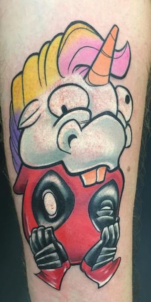 Seb, tatouage de Deadpool avec une licorne