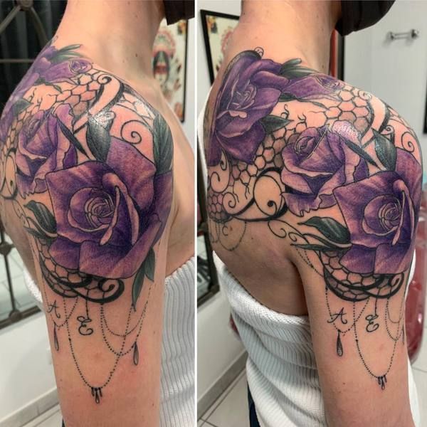 Delphine, tatouage de roses violettes