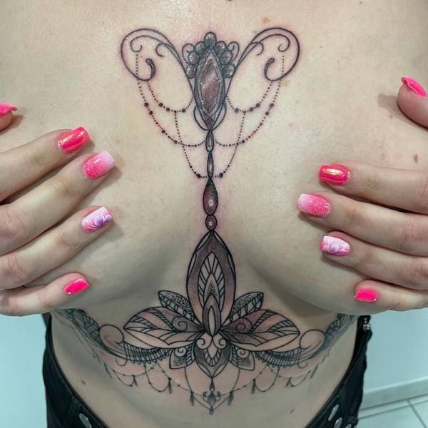 Delphine, tatouage entre les seins