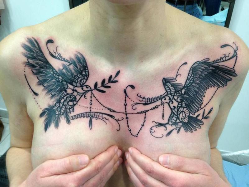 Delphine, tatouage de 2 oiseaux sur le torse