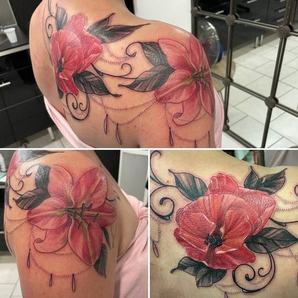 Delphine, tatouage de 2 fleurs roses aux pétales noires
