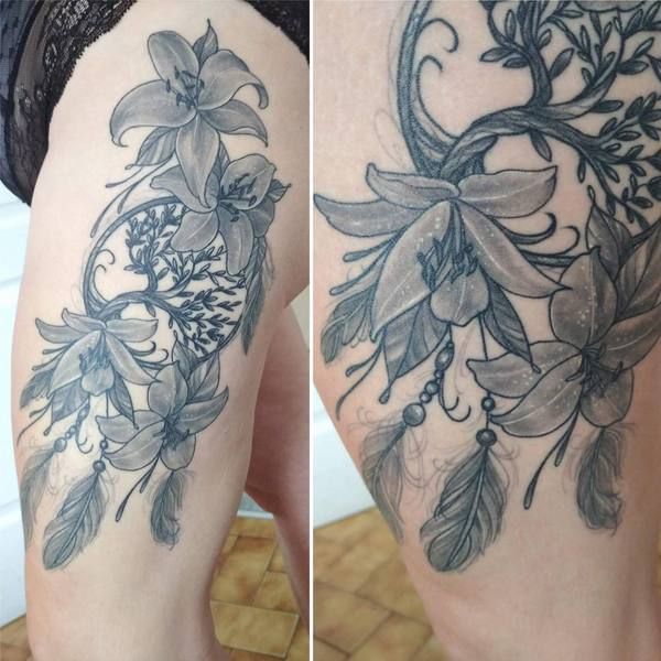 Delphine, tatouage de fleurs de lys avec des plumes